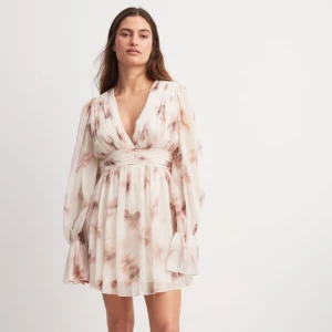 Klänning - Superfin klänning med indragen midja från NA-KD. Storlek 38. Slutsåld på hemsidan. Helt ny, enbart testad 🌸Nypris 499