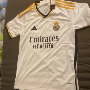 Real Madrid  - Säljer en helt ny realmadrid fotbollströja. Skit snygg helt ny.