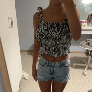 Zebra mönstrad linne - Ett fint zebra mönstrat linne. Inte använd mycket alls. Passar perfekt nu på sommaren men även på hösten,våren och även vintern.