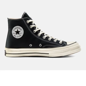 Converse - Ett par Converse som inte kommer till användning. Dom är använda men inte alls mycket, kan skicka privata bilder vid behov❤️