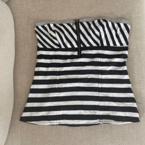 Tubtopp - Säljer denna randiga Tubtopp från house. Den är i super skick, storlek S.