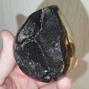 Septarianägg med druzy - Mycket vackert "drakägg" med glittrande svart druzy. Höjd 9cm Omkrets 18cm, vikt 282g