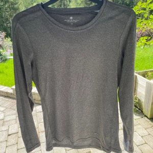 träningströja🤍 - Grå träningtröja ifrån ronhill. Storlek XS💗 Ej använd🌟Säljer för 75kr❤️