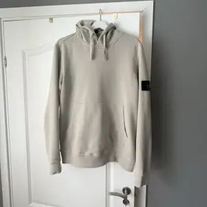 Säljer denna sjukt stilrena stone island hoodie till ett bra pris, inga flaws eller liknande, hör av er om ni har några funderingar MVH