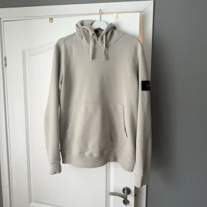 Stone island hoodie  - Säljer denna sjukt stilrena stone island hoodie till ett bra pris, inga flaws eller liknande, hör av er om ni har några funderingar MVH