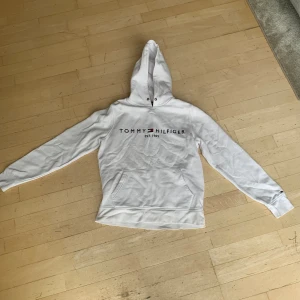 Tommy hilfiger Hoodie - Hej, jag säljer denna hoddien som är i bra skick men några få men inte så tydliga fläckar på🌟