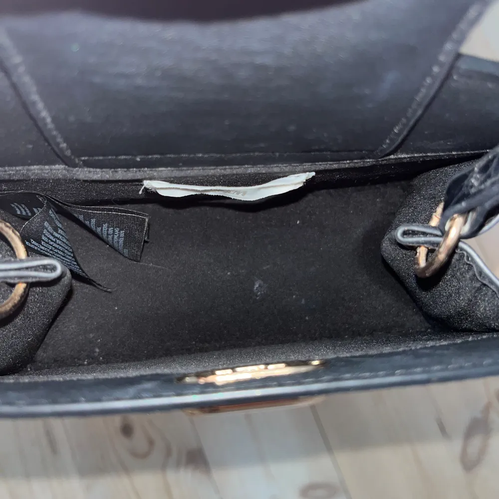 Mini väska från H&M säljer pga att den inte kommit till användning och rensar inför sommaren💕använd 1-2 ggr, den har en liten fläck på insidan som syns på bild 2 men inget märkbart. . Väskor.