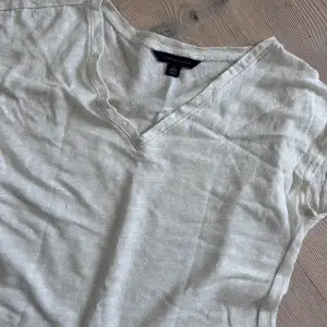 Jättecool glittrig T-shirt från Tommy Hilfiger!✨Använd men i bra skick💞