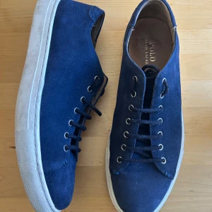 Polo Ralph Laurent skor | Mörk blåa suede - Min kille köpte dem på NK, men de har blivit för små nu. De är använda därav priset. Inga låda kvar men ska leta efter kvittot! 🤍 Nypris: 3200 Mitt pris: 1000