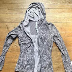 Säljer min unika Define jacket från lululemon!! Använd en gång inprincip ny!! Köpt för 170$+tax!! ❤️‍🔥