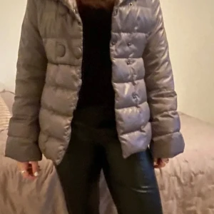 Hereno liknade jacka  - En fin vår jacka som liknar hereno jackorna, den är i jätte fint skick då jag bara använt den 1 gång! Jag säljer den för att den är för stor för mig, pris kan diskuteras❤️
