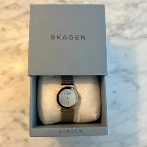 Skagen klocka  - Jättefin klocka från Skagen.  Som ny, levereras i originalförpackningen⭐️ Batteriet behöver bytas.