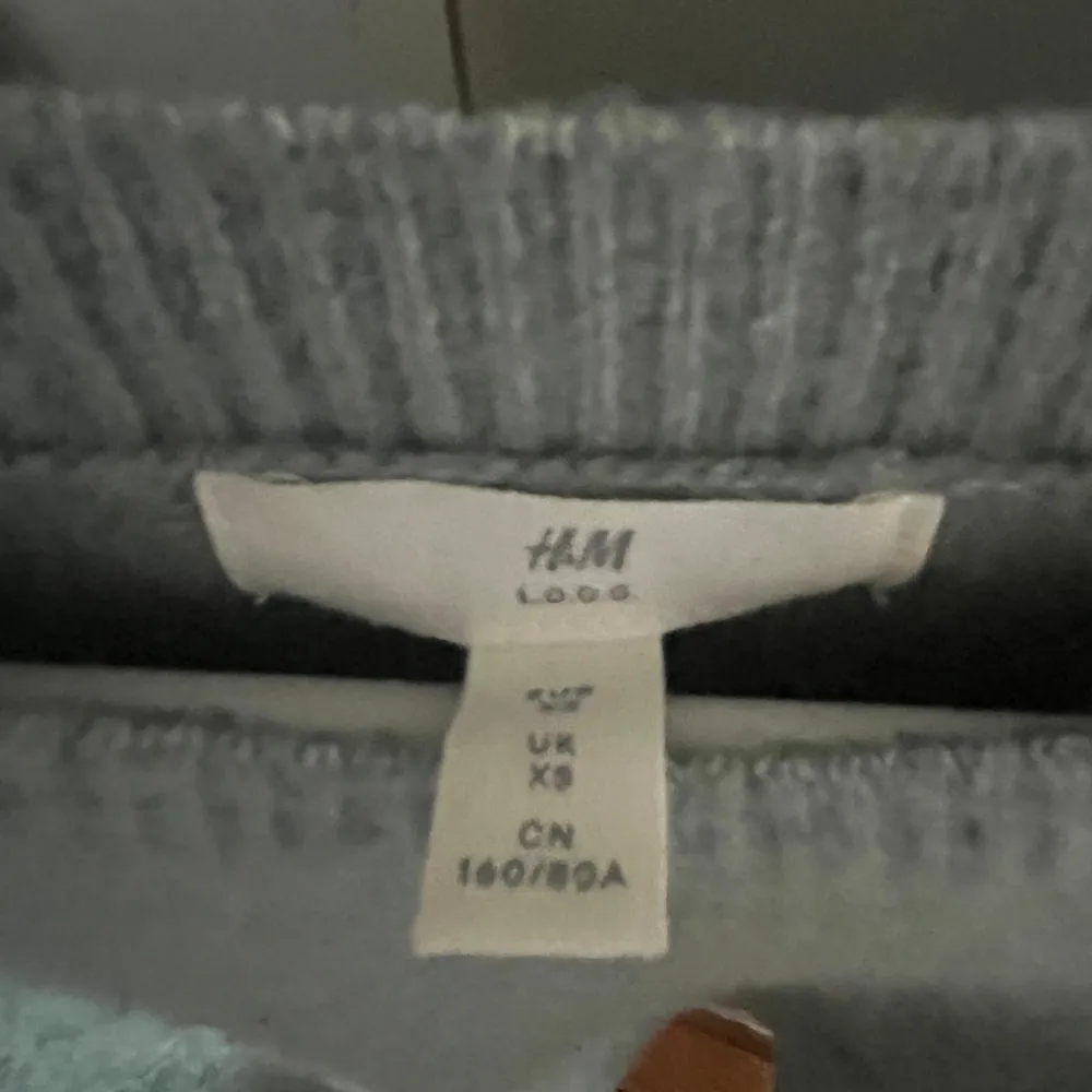 Stickad tröja från Hm i storlek Xs. Säljer då den inte kommer till användning längre men är i bra skick! Ordinarie pris är 350kr men säljer för 100kr💗. Stickat.
