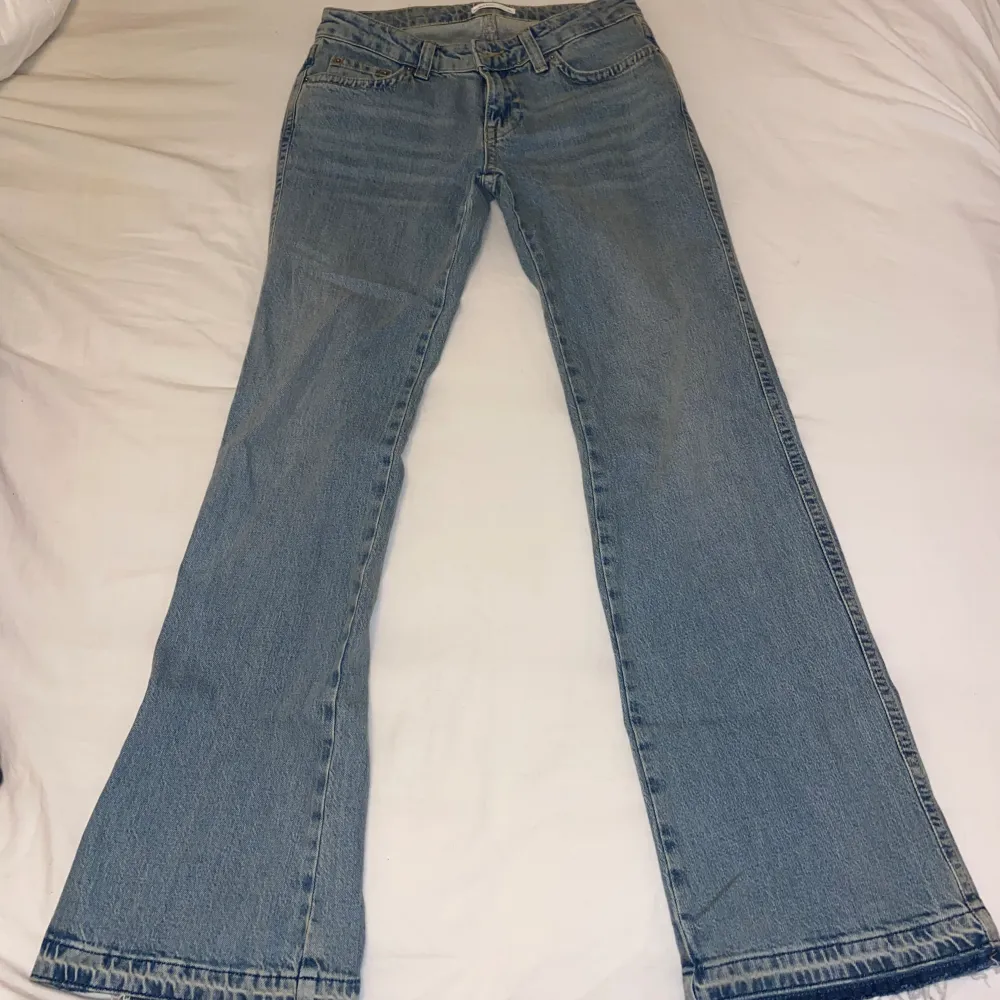 Lågmidjade jeans, fickor med knapp från Gina. Jag är 169cm och de passar mig🤍. Jeans & Byxor.