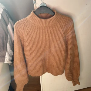 Stickad croppad tröja - En stickad tröja i storlek XS från Gina Tricot köpt för några år sedan. Är använd fåtal gånger och är hel.