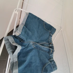 2 par jeansshorts  - 2 par jeansshorts i storlek 38. 200 kr för bägge. Kan även tänka mig att byta om man har något i mindre storlek då de är för stora för mig. 
