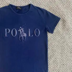 Mörkblå t-shirt från polo ralph lauren. Storlek S, sitter som en XS/S (Passar även dam S). I bra skick 7/10, lite slitet tryck på hästen (bild 3) utöver de helt felfri. Hör gärna av dig vid frågor😉👊🏽