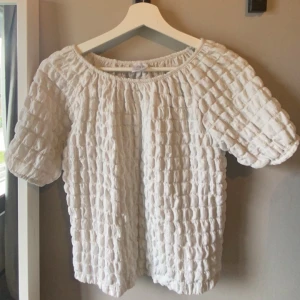 Vit topp zara - Rensar min garderob - Säljer denna fina vita sommartopp ifrån zara, bra skick dock mindre än när jag köpte den pga tvättning! (Passar mig fortfarande, har xs) nypris 215kr