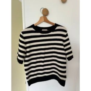 Kortärmad stickad - Skit snygg som trekvartsärmad stickad nästan som är från hm. Använd fåtal gånger, max 3 typ. 