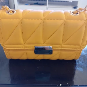 Väska - Jätte fin Handväska med sling  Helt nytt. Prislappen kvar 