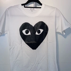 Play tshirt  - Tjena, jag säljer en helt ny Play tshirt som aldrig blivit använd sedan köpet. Vid frågor eller funderingar så är det bara att höra av sig👍😁 /D