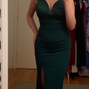 Party dress - Midi green dress with slit. 