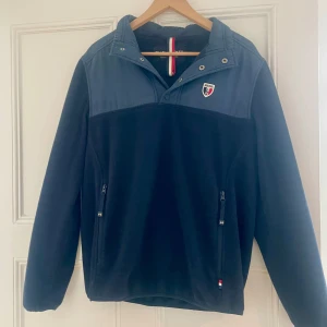 Jean Paul Gaultier tröja - Jean Paul Gaultier Arthur fleecegenser.  Tröja från Jean Paul Gaultier Norge. Storlek S unisex (passar mig som är storlek S/ M kvinna)  Den har inga skavanker men är i använt (bra) skick.   I polyester