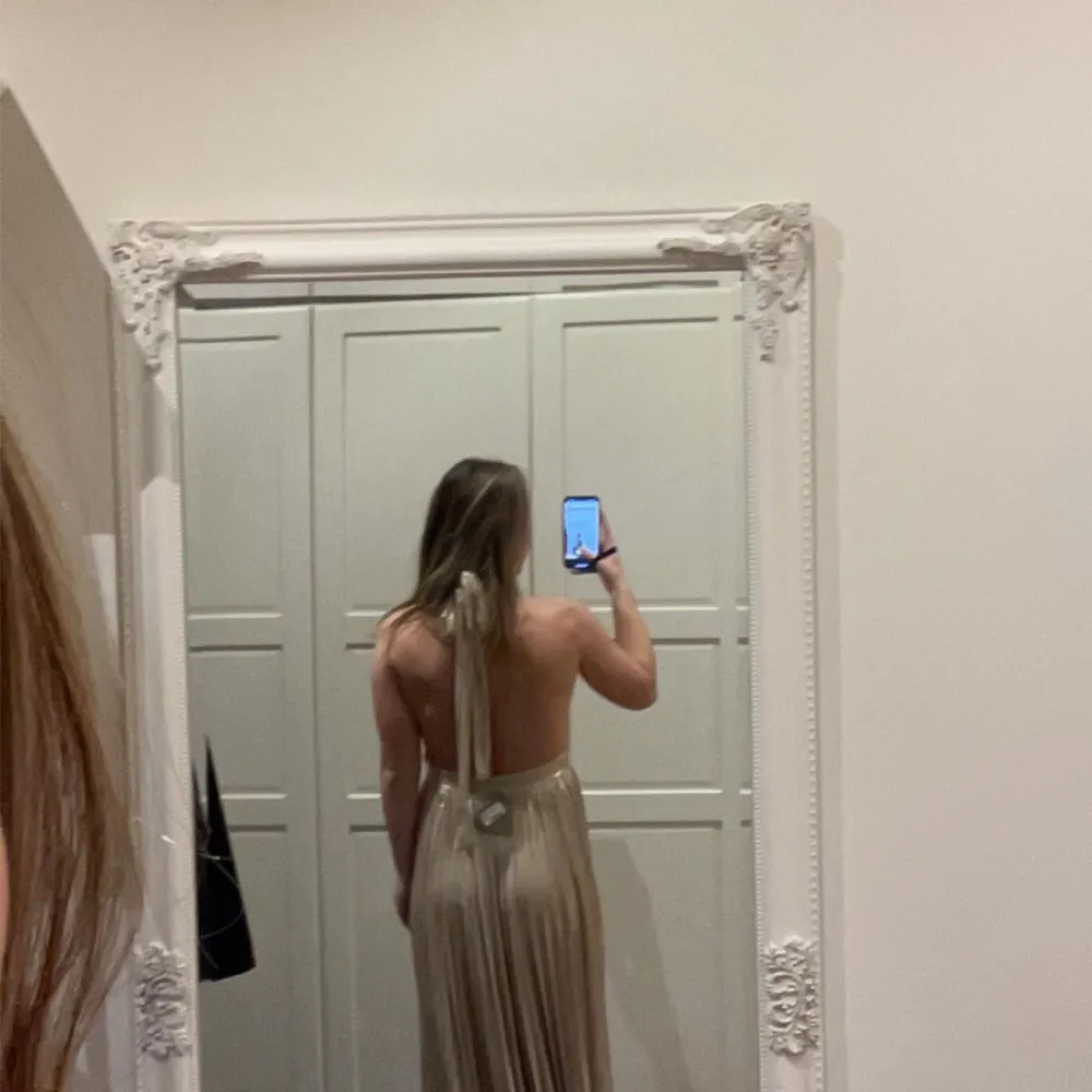 Säljer denna fina balklänning som endast är testad och har prislappen kvar🌸 Slutsåld på hemsidan i denna storlek, pris kan diskuteras!!. Klänningar.