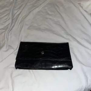 Snygg svart väska som man kan både ha utan band men även me band (band ingår inte) 