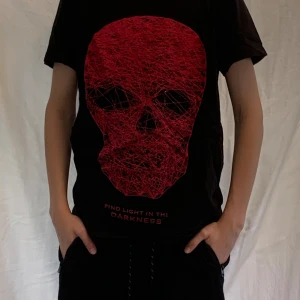 T-shirt - T-shirt som är använd ett par gånger med relativt bra skick.