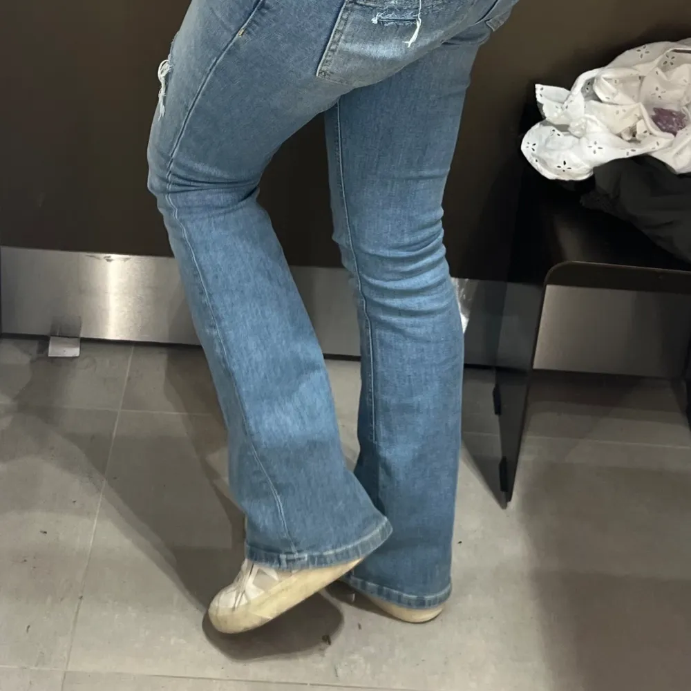 Skitsnygga håliga jeans i mycket bra skick. Kom med prisförslag . Jeans & Byxor.
