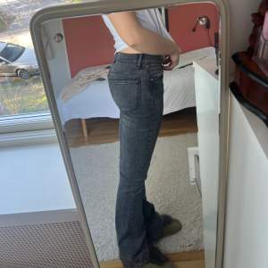 Säljer dessa low waist Gina jeansen!❤️Enda defekten är att de har slitningar längst ner (sista bilden)❤️
