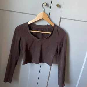 Croppad tröja  - Tröja från shein. Lite smutsig vid bildtagning men tvättats nu:)