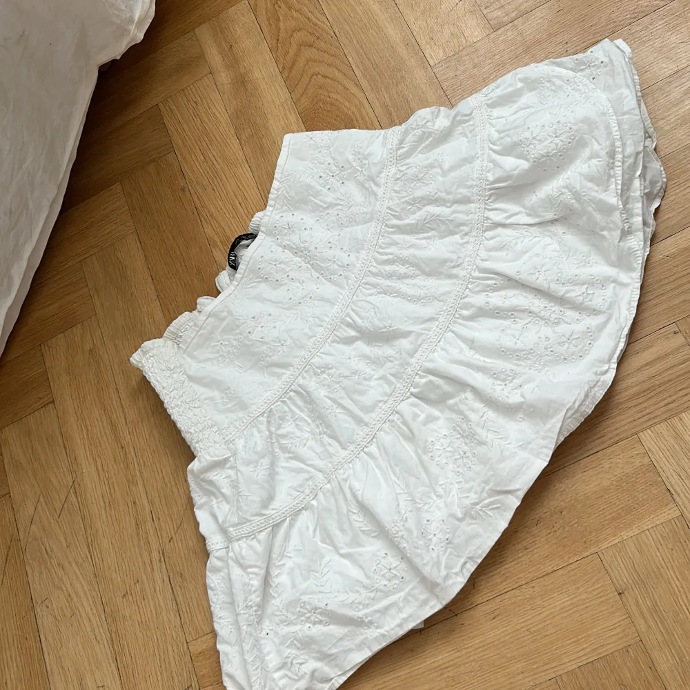 Jättefin zara kjol med mönster, köpte förra året för 359kr och säljer då den inte passar mig❤️, Nyskick.. Kjolar.