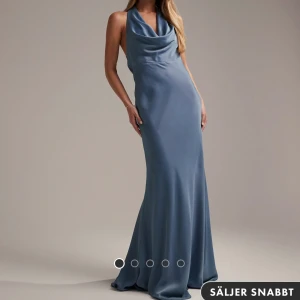 Balklänning blå draperad halterneck - Säljer denna super fina balklänning ifrån ASOS! Storlek 38. Säljes då jag ångrades mig och går inte att skicka tillbaka. I fint skick, helt oanvänd med prislappen kvar. Original pris 1569kr men säljes för 700kr. PRIS KAN DISKUTERAS