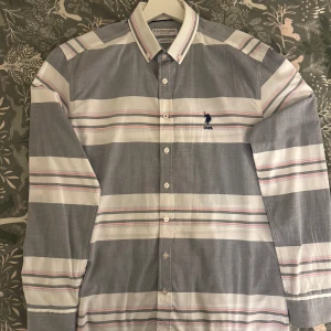 US POLO ASSN Skjorta  - Jag vill sälja min skjorta, jag använder inte den och den är i nyskick 