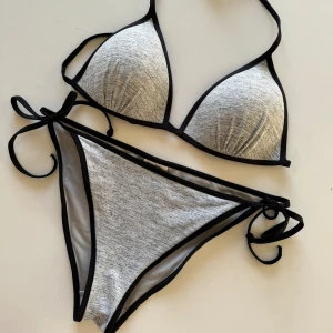 Grå bikini - Grå bikini med svarta snören storlek 38 / M , självklart oanvänd