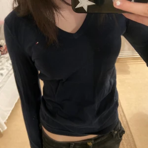 Tommy hilfiger tröja - superskön stickad tröja som är perfekt nu till sommaren o jättesnygg till en kjol eller linnebyxor😍  väldigt fint skick och snygg passform tvättas innan och skickas så fort som möjligt💞