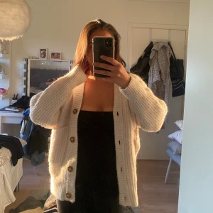 Kofta från Zara! - Vit stickad kofta från zara, aldrig använd