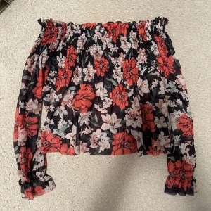 Off-shoulder topp - Blommig off-shoulder topp i mesh. Storlek XS. Använt några gånger. I bra skick! 