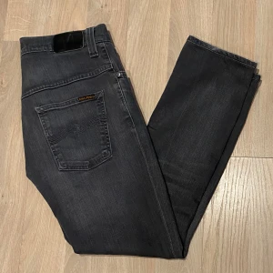 Nudie Jeans - Säljer nu dessa asfeta Nudie Jeans i ett gott skick! Storleken är 30/32 och sitter bra som det och modellen är Thin Finn (slim)! Nypris ligger på ca 1600kr❌ säljer nu för endast 399kr✅ Hör av dig vid minsta lilla fundering! 😊😊