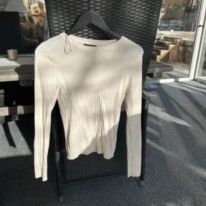 Långärmad tröja - Långärmad ribbad tröja från ASOS. Inte använd jättemycket så i väldigt fint skick. 