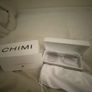 Solglasögon (CHIMI) 04 - Ett par glajor som e najs, anledningen till att jag säljer är att jag råka köpa fel färg alltså färgen Clear. Köpte de i december använt de några gånger runt 2-3ggr ordinarie priset är 1350 men jag säljer de för 650kr alltså 48% rabatt 😃