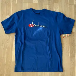 Vintage Venture T-shirt i storlek XL. Oanvänd! Kommer med en Venture sticker! Sätt på brädan eller på kylskåpet vad vet jag. Passar stort! Och boxigt. Riktig hiphop. Hojta om du undrar något!  Bästa <3