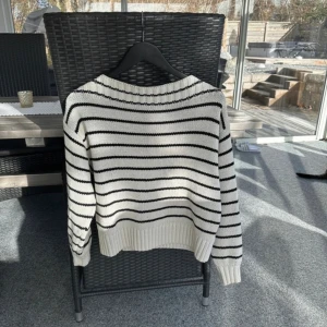 Stickad tröja  - Stickad tröja från Gina Tricot. Använd fåtal gånger så i väldigt fint skick. 