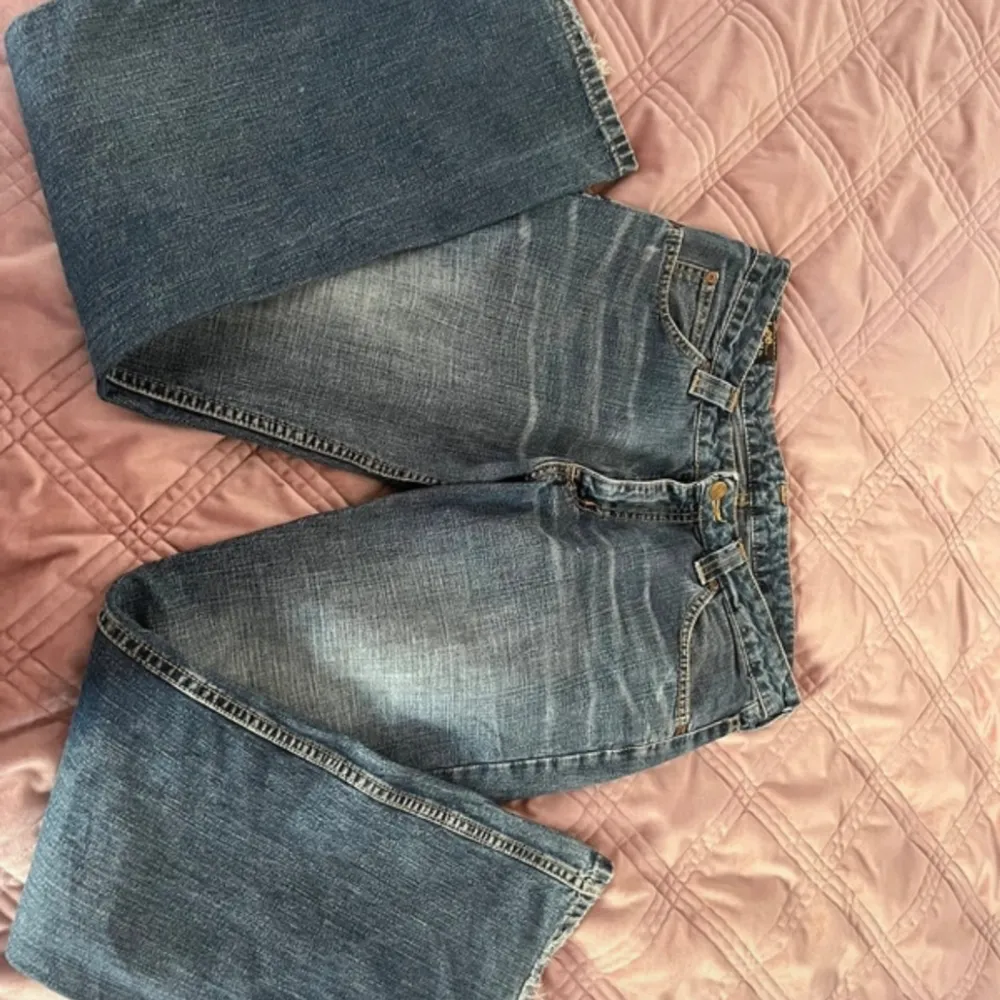 Jättefina lågmidjade bootcut jeans från Lee. Jag är 172 cm på bilden och passade perfekt i längd men inte i midjan. Passar troligtvis någon med storlek 34/36! 💞. Jeans & Byxor.