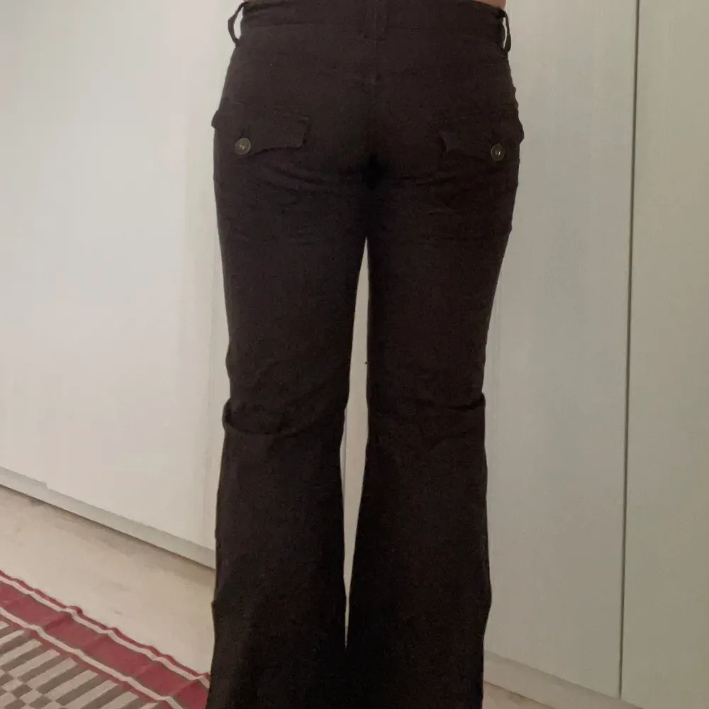 Säljer dessa skit balla byxor från edc by esprit då dem aldrig kommit till användning.  Dem är i en mörkbrun färg som syns bättre på sista bilden. Längden är perfekt till mig som är 168cm lång💞💞. Jeans & Byxor.
