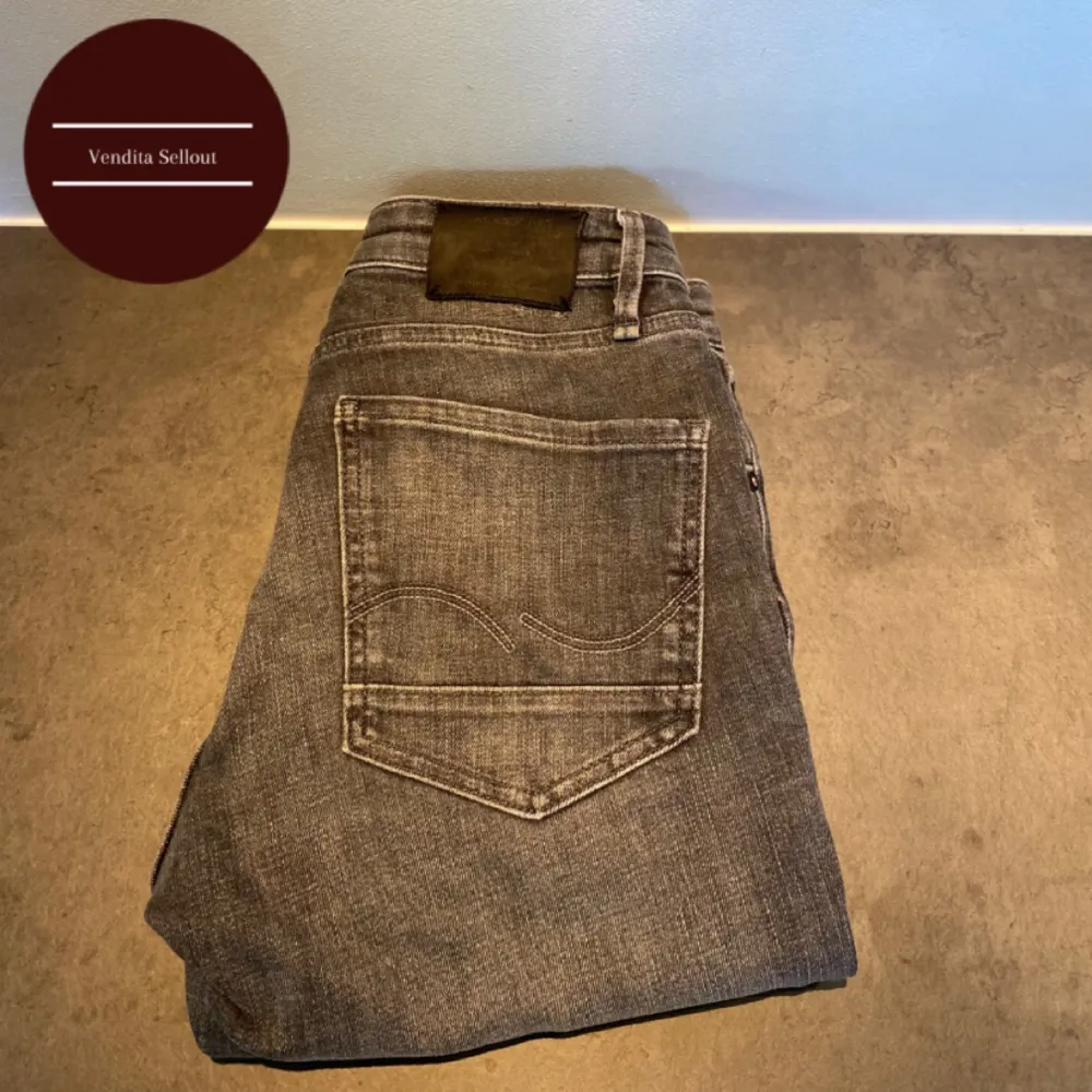 Säljer dessa feta gråa Jack & Jones jeans för endast 399kr!🤩| nypris 1000kr | passformen är Slim straight | skick 9/10 |  Skriv vid frågor och funderingar!😁. Jeans & Byxor.
