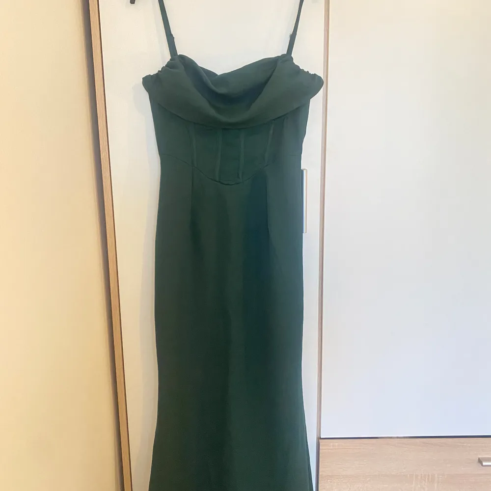 Jätte fin mörkgrön balklänning! Säljer då jag aldrig hann använda den, alltså i väldigt bra skick då den är helt ny! Har en korsett liknande model vid bröstet och andra fina detaljer 💞. Klänningar.