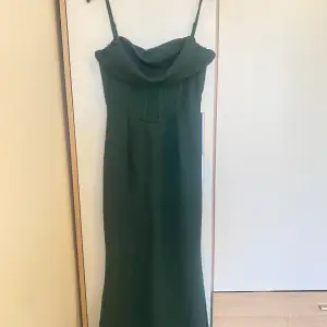 Jätte fin mörkgrön balklänning! Säljer då jag aldrig hann använda den, alltså i väldigt bra skick då den är helt ny! Har en korsett liknande model vid bröstet och andra fina detaljer 💞